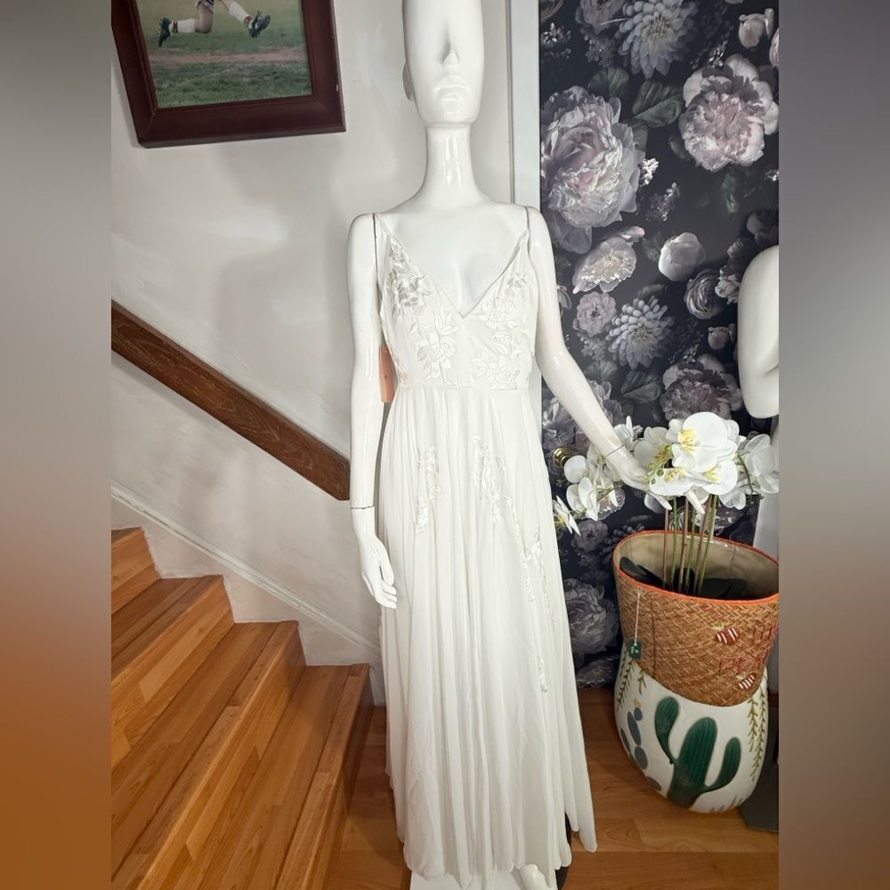 BHLDN Bonaire V-Neck Embroidered
Wedding Gown/ size 0 - Picture 9 of 16